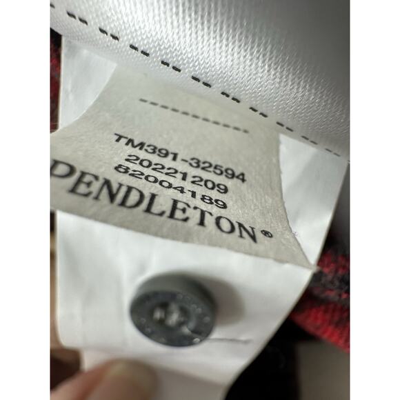 Women’s Pendleton Board Shirt 100% Virgin Wool Sz M Red Ombre Plaid Button Up - Picture 9 of 9